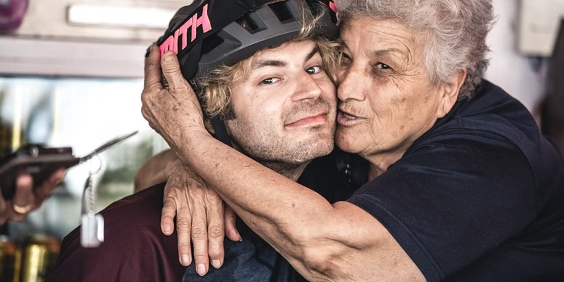 Mountainbiker wird von einer älteren Dame umarmt